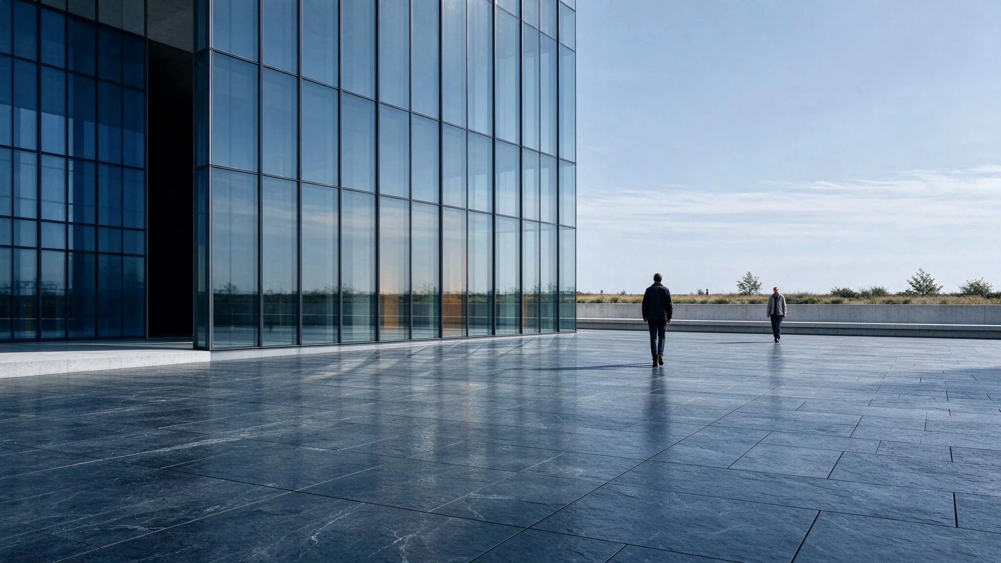 Weite Sicht auf klare Architekturfassaden