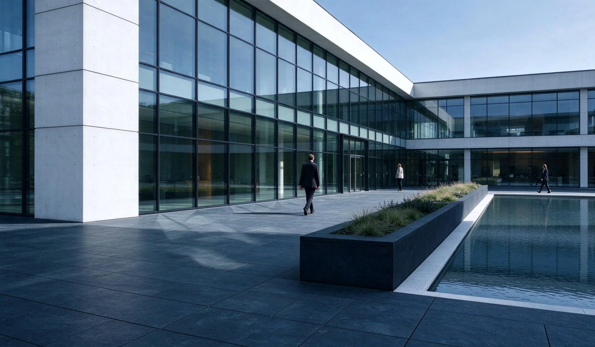Klare architektonische Fassadenlinien aus Glas und Stahl im kühlen Tageslicht